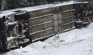 Автобус се преобърна в снега, няма пострадали