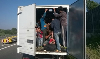 Откриха 86 бежанци, натъпкани в малък камион
