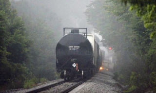 Влак помете кола във Франция