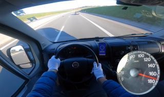 Колко може да вдигне Fiat Ducato на аутобана? (ВИДЕО)