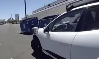 Полицай спря автономно такси, за да му състави акт (ВИДЕО)