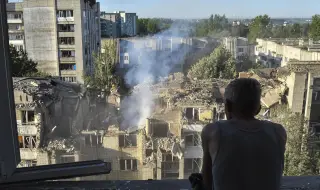 Руски дронове убиха цивилни в Херсон, удариха полицейски участък в Житомир