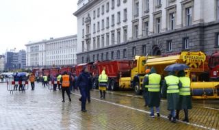 Пътните фирми блокираха центъра на София с тежка техника