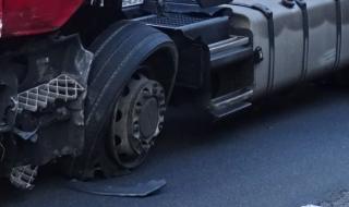 Лек автомобил и камион с коне катастрофираха на пътя София-Варна