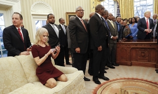 С вдигнати крака в Белия дом