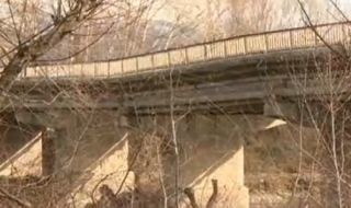 Укрепват моста над Струма към село Покровник след поройните валежи