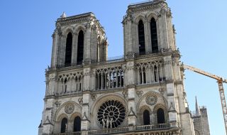 Парижани отбелязват Велики петък пред "Нотр Дам" три години след пожара 