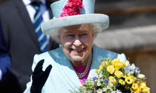 С топовни залпове отпразнуваха рождения ден на Кралица Елизабет