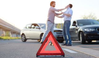 Агресия на пътя: Шофьор потроши с метална палка огледала на кола в Русе