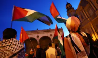 Протест с фойерверки и банери блокира Техническия университет в Мюнхен