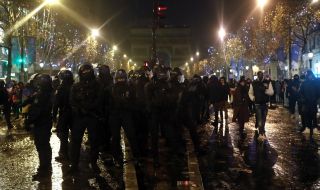 Хиляди футболни фенове влязоха в сблъсъци с полицията във Франция след загубения финал
