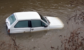 Кола падна в река Русенски Лом (Снимки)