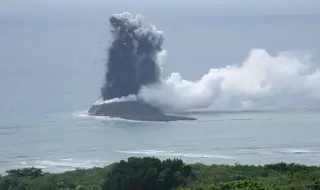 Вулкан изригна на отдалечен японски остров