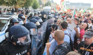 Съпруга на арестуван пред ФАКТИ: Откараха го някъде бит и окървавен