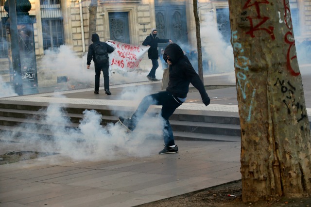 Протести и сблъсъци във Франция (СНИМКИ)