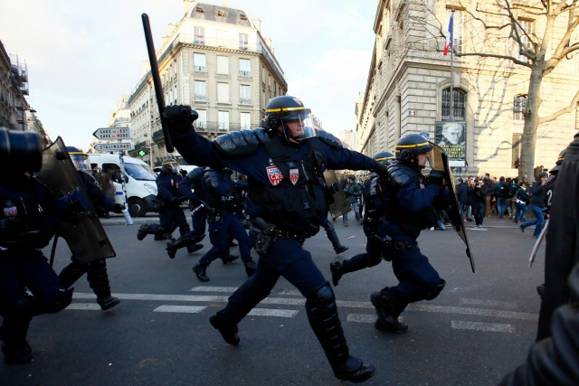 Протести и сблъсъци във Франция (СНИМКИ)