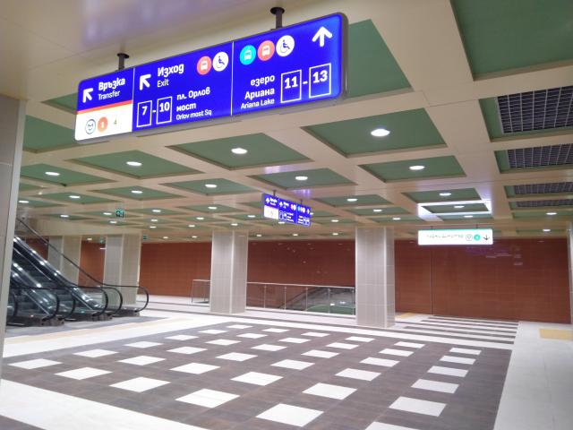  Новите табели в метрото – съвременни, двуезични и с повече информация 