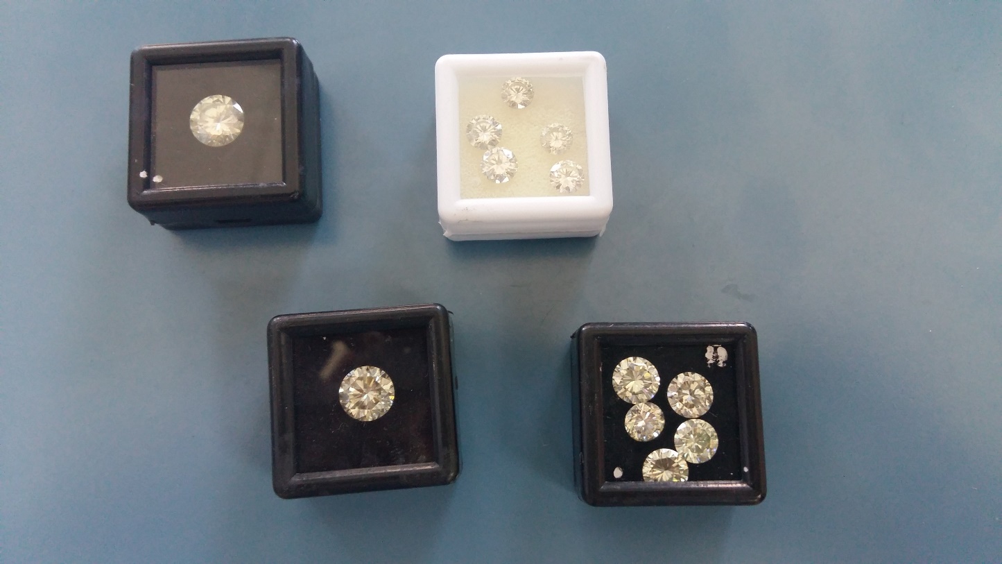 Иззеха скъпоценни камъни от пощенска пратка