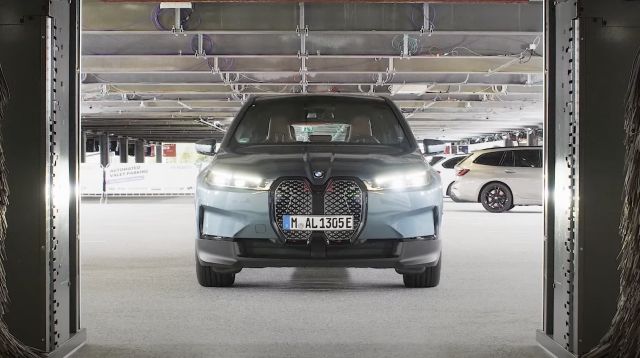BMW iX се паркира, зарежда и измива без човешка намеса (ВИДЕО) | ФАКТИ.БГ BMW iX се паркира, зарежда и измива без човешка намеса (ВИДЕО)