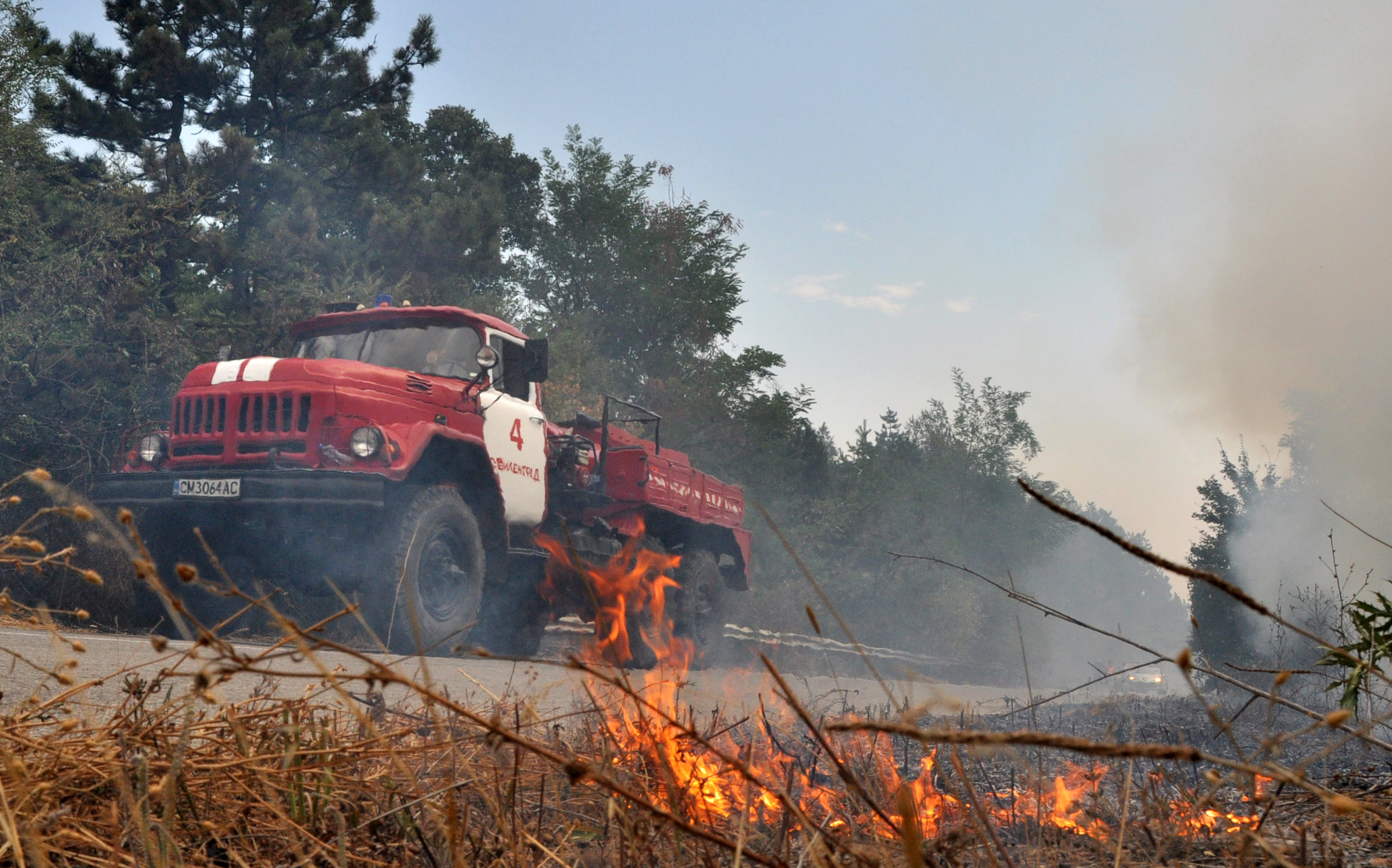 Критична остава обстановката при пожара в Тополовградско и Харманлийско