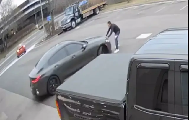 Крадец открадна скъпо BMW, докато собственикът помпа гумите му (ВИДЕО)