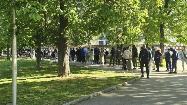 Истинска лудост: Огромни опашки за "златен билет" за Левски - Лудогорец