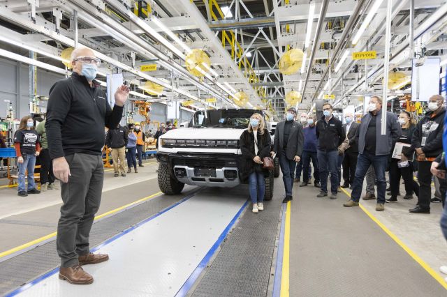 Първият електрически Hummer слезе от поточната линия (ВИДЕО)