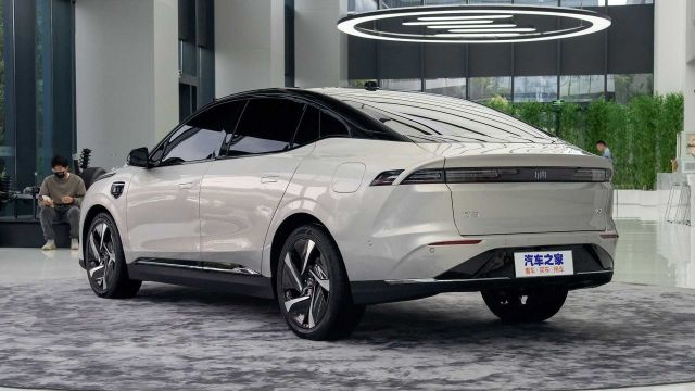 `Дебютира `Дебютира