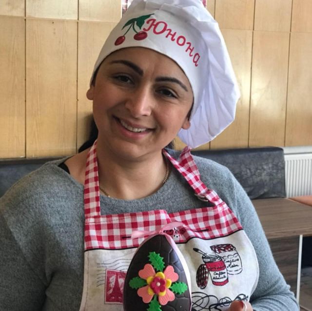  Гъркиня оказва помощ на бедните в Правец (СНИМКИ) 