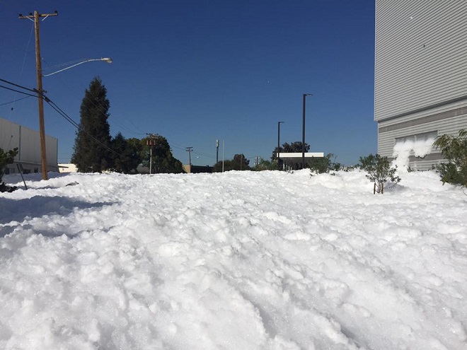 Противопожарна пяна погълна калифорнийски град (снимки видео)