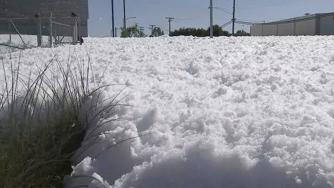Противопожарна пяна погълна калифорнийски град (снимки видео)