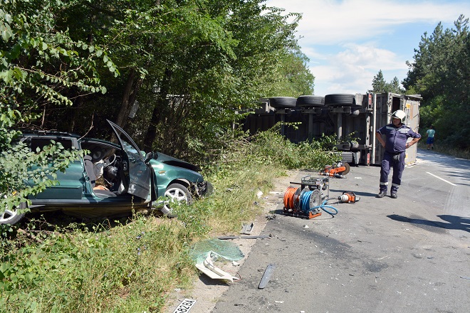 Мъж загина в катастрофа между ТИР и две коли (Снимки)