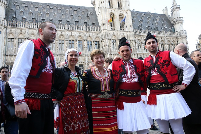 Стотици се хванаха на българско хоро на брюкселския "Гранд плас"