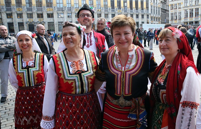 Стотици се хванаха на българско хоро на брюкселския "Гранд плас"