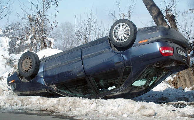 Кола се обърна по таван (Снимки)