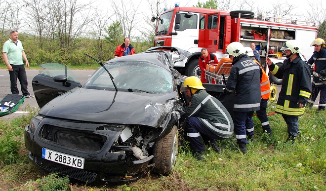 Двама младежи загинаха в зверска катастрофа (Снимки)