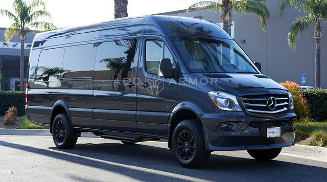  Превърнаха Mercedes-Benz Sprinter в мобилна паник стая 
