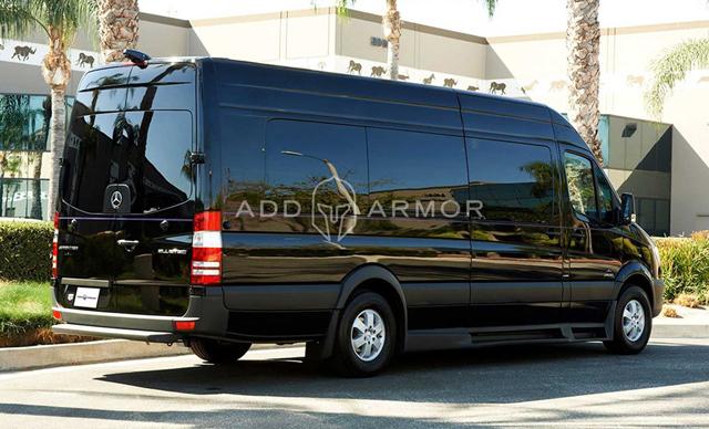  Превърнаха Mercedes-Benz Sprinter в мобилна паник стая 