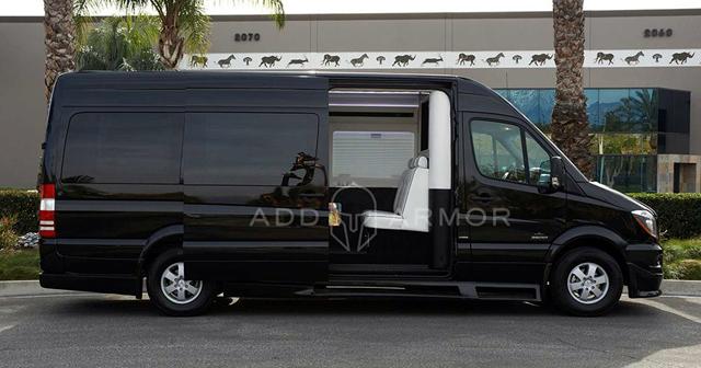 Превърнаха Mercedes-Benz Sprinter в мобилна паник стая | ФАКТИ.БГ Превърнаха Mercedes-Benz Sprinter в мобилна паник стая