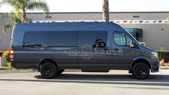  Превърнаха Mercedes-Benz Sprinter в мобилна паник стая 