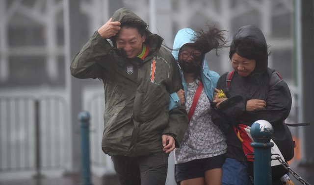 Тайфун удари Макао и Хонг Конг (ВИДЕО+СНИМКИ)