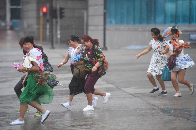 Тайфун удари Макао и Хонг Конг (ВИДЕО+СНИМКИ)