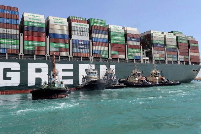 Освободиха кораба, който блокира Суецкия канал