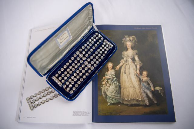 Продадоха диамантени гривни на Мария-Антоанета (СНИМКИ)