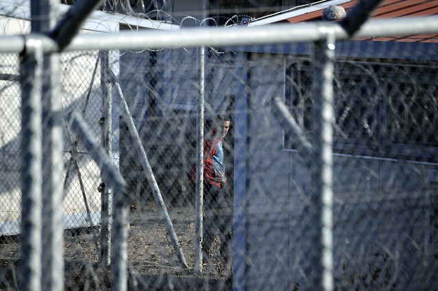 Расте напрежението в бежанските лагери в Гърция