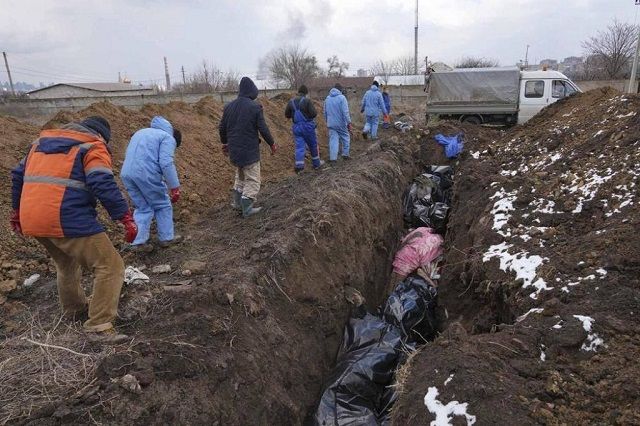 Трима души, сред които едно момиченце, са били убити при руския въздушен удар по детска болница в Мариупол (СНИМКИ)