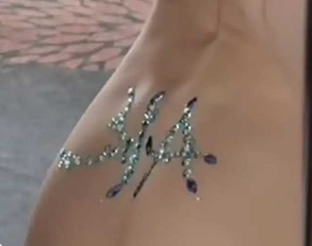 Ергенката Санта Китана отново взриви мрежата - дала 500 евро за камъни "Сваровски" по дупето