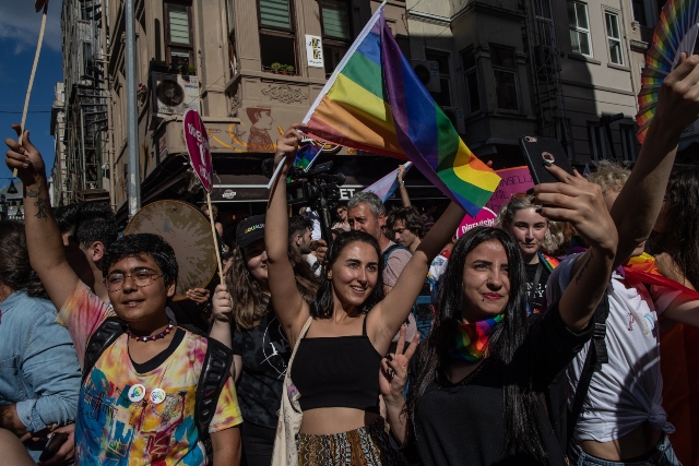 Турската полиция стреля на гейпарада в Истанбул (СНИМКИ)