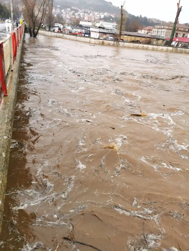 Потоп в Крумовградско: Придошла река скъса мост и наводни пътища, ниви и помпени станции ВИДЕA+СНИМКИ