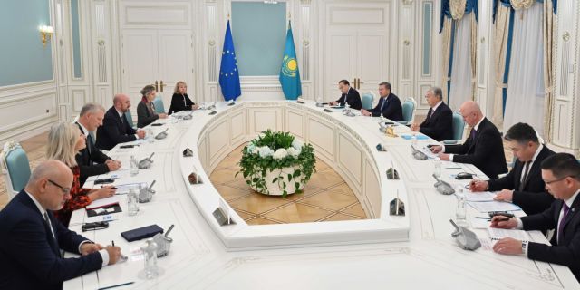 Президентът на Казахстан Касъм-Жомарт Токаев разговаря с председателя на Европейския съвет Шарл Мишел